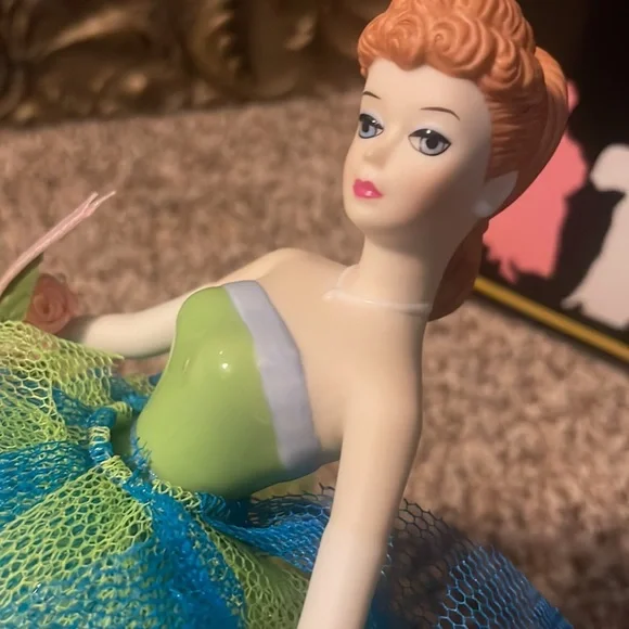 Barbie - 1963 Senior Prom Porcelain Musical figurine. (Reproduction 1994) - Picture 10 of 17